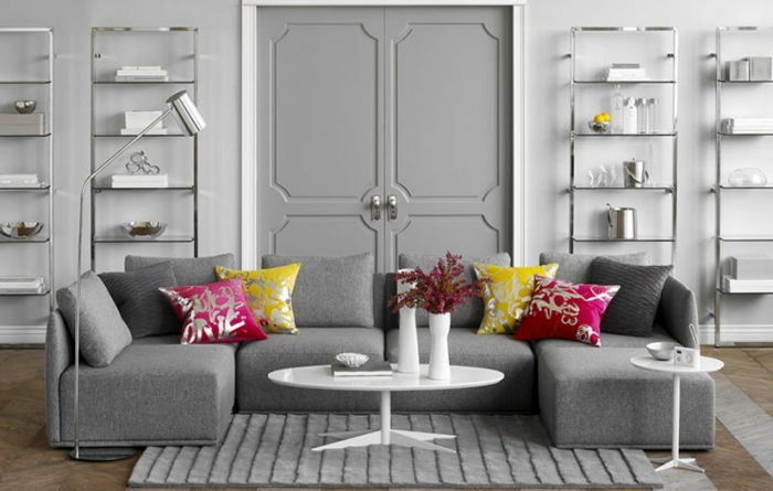 dekorera en grå soffa med gul och röd soffa kuddar med intressanta mönster