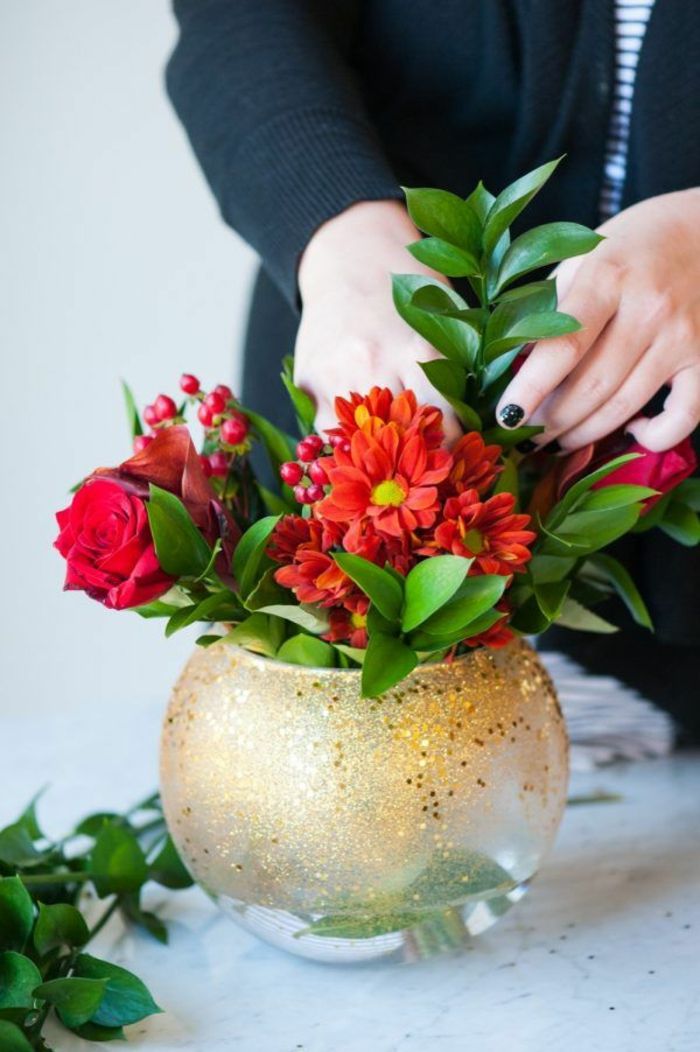 diy tabuľka dekorácie, sklenené vázy s konfety a trblietky, červené kvety
