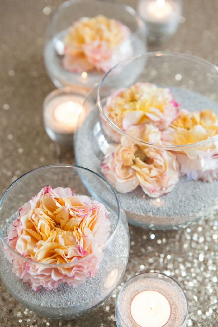 stolové dekorácie, sklenené vázy s pieskom a kvetmi, svietniky