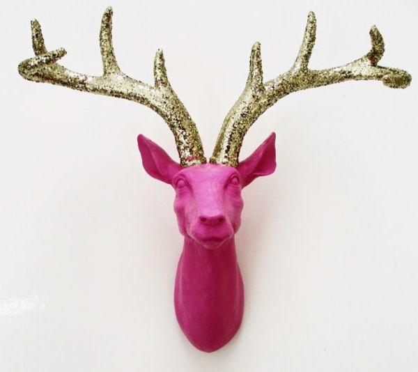 deco-mit-deer-pink-head na białej ścianie