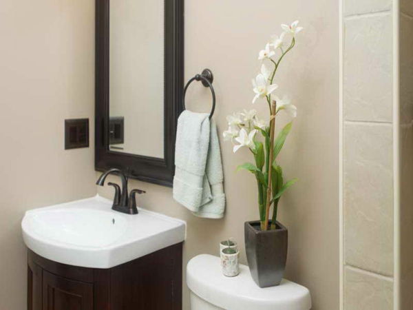 decoration-with-orchids-for-a-modern-bathroom-with a beautiful mirror