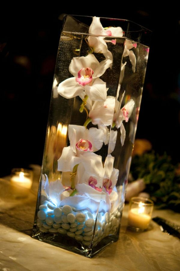 deco-orchidee-in-glas-mok-kleine kaarsen ernaast