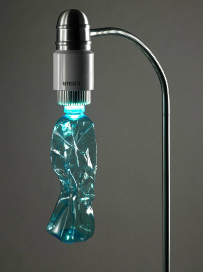 staht staande lamp, blauwe plastic fles, diy lamp