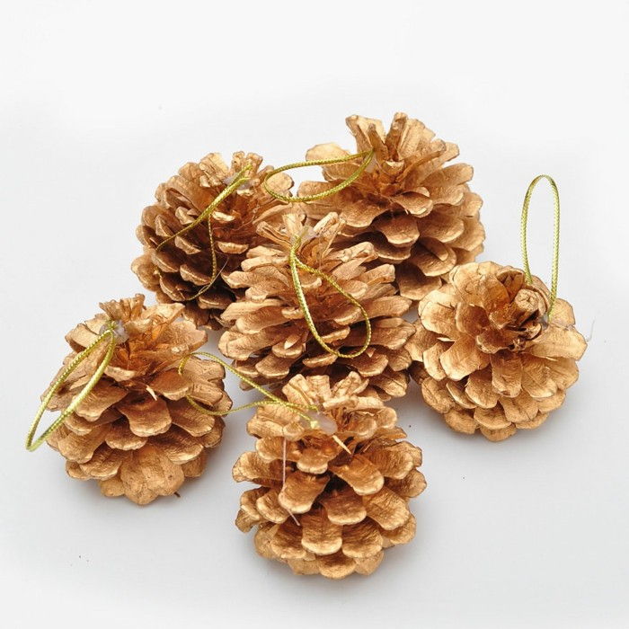 Henge med-pinecone ferske-med-golden-belter-til-deco