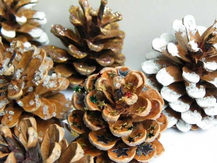 Deco-med-pinecone-glitter-og-silikon-dekor-med-sternen