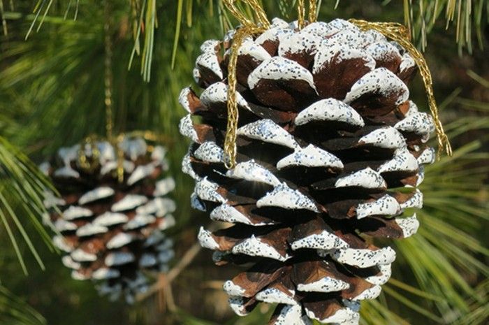 deco-med-pinecone-like-retters snøhvit-med-hvitt-farge