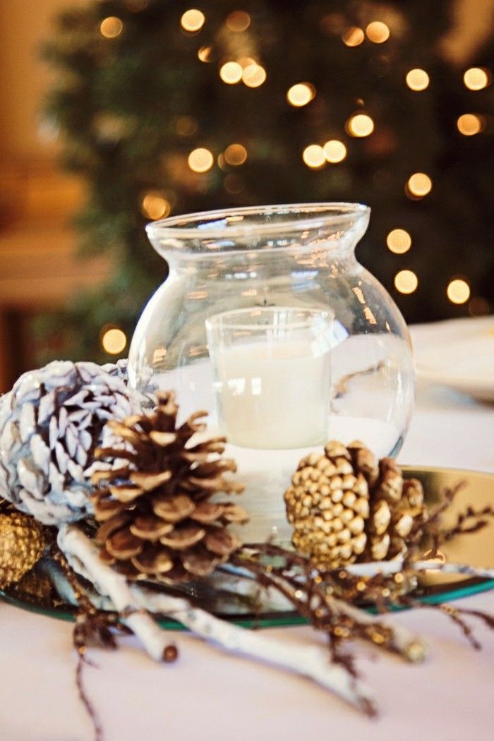 deco-med-pinecone-vind lys-og-to-next-juletre