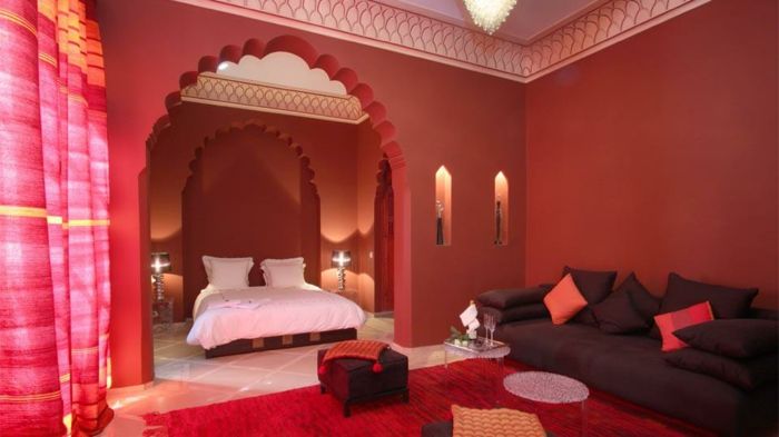 usmerjeno pohištvo v orientalskem slogu rdeče sobe dekor postelja v beli simbol lepote in čistoče dekoracijo
