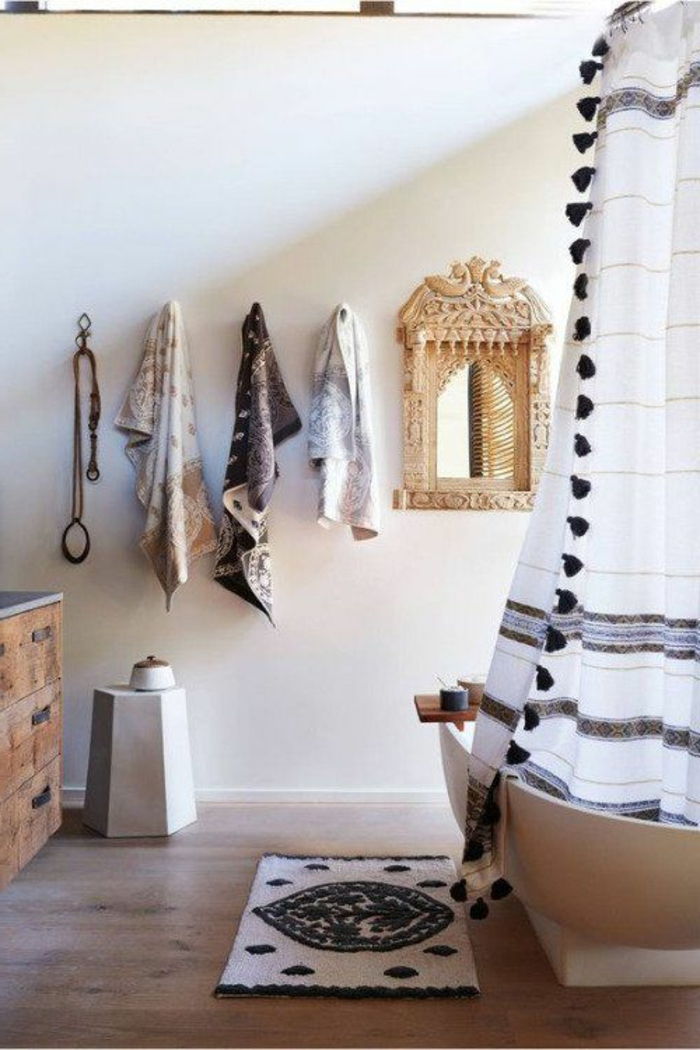 lampa orientalisk badrum design i orientalisk stil hängande handdukar badkar med gardin spegel matta