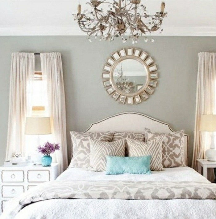 deco-slaapkamer-mirror-kroonluchter-bed-kussens-flowers