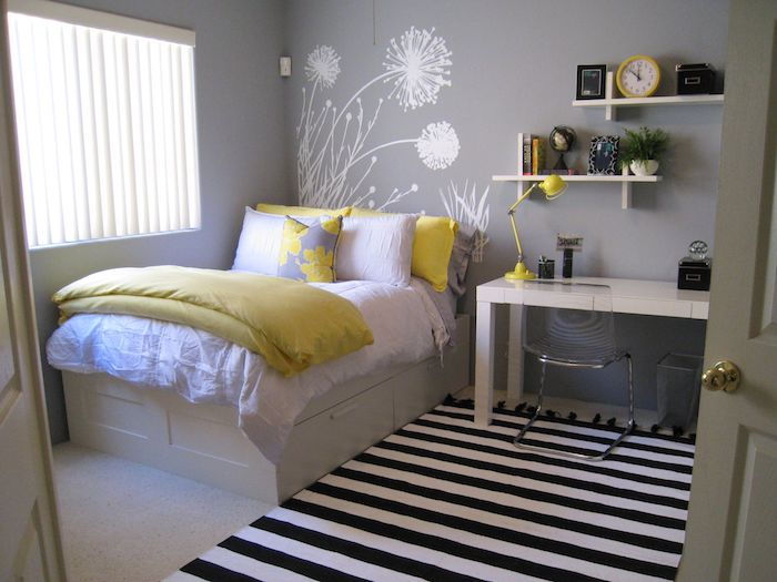 lovos baldai lova stalas fotelis lentynos knygoms ir dekoracijoms grindų lempos sieniniai lipdukai sieniniai lipdukai gėlės balti pilka geltoni elementai