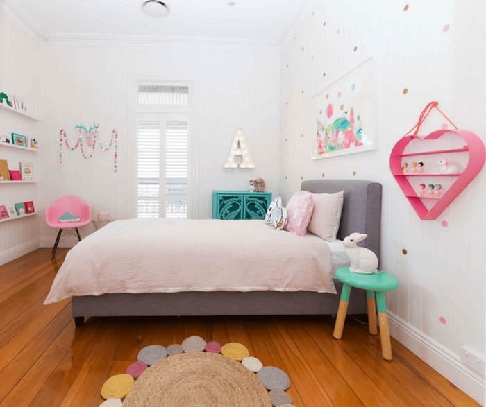 Ungdomsrom jente brunt gulv stor seng subtile farger vakre dekor ideer hjerteformet hylle