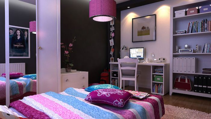 Nursery komplett sette opp lilla og rosa og blå dekorelementer sengeteppet hengende lampe skrivebord ide hyller med bøker