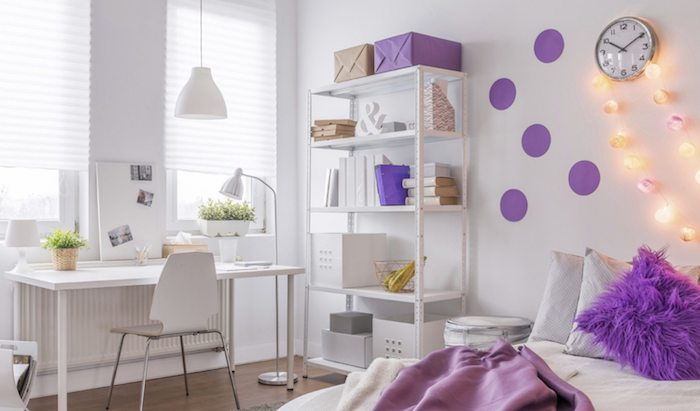 camera per bambini completa set up bianco con accenti viola e elementi decorativi bella illuminazione sul muro orologio da parete deco cuscino aww