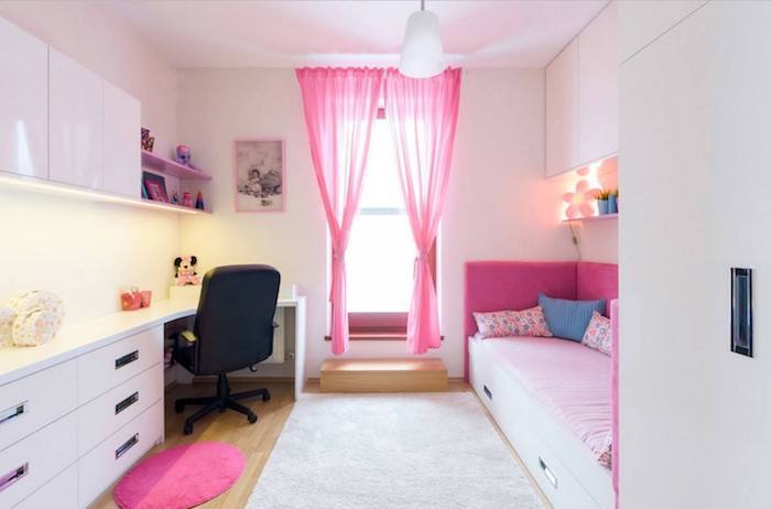 Nursery fullt flickaktigt mode rosa gardiner säng skrivbord massor av skåp och lådor rosa vit design