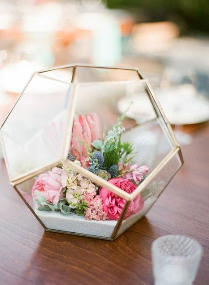 deco-tips-glas-met-roze-bloem-table-of-wood