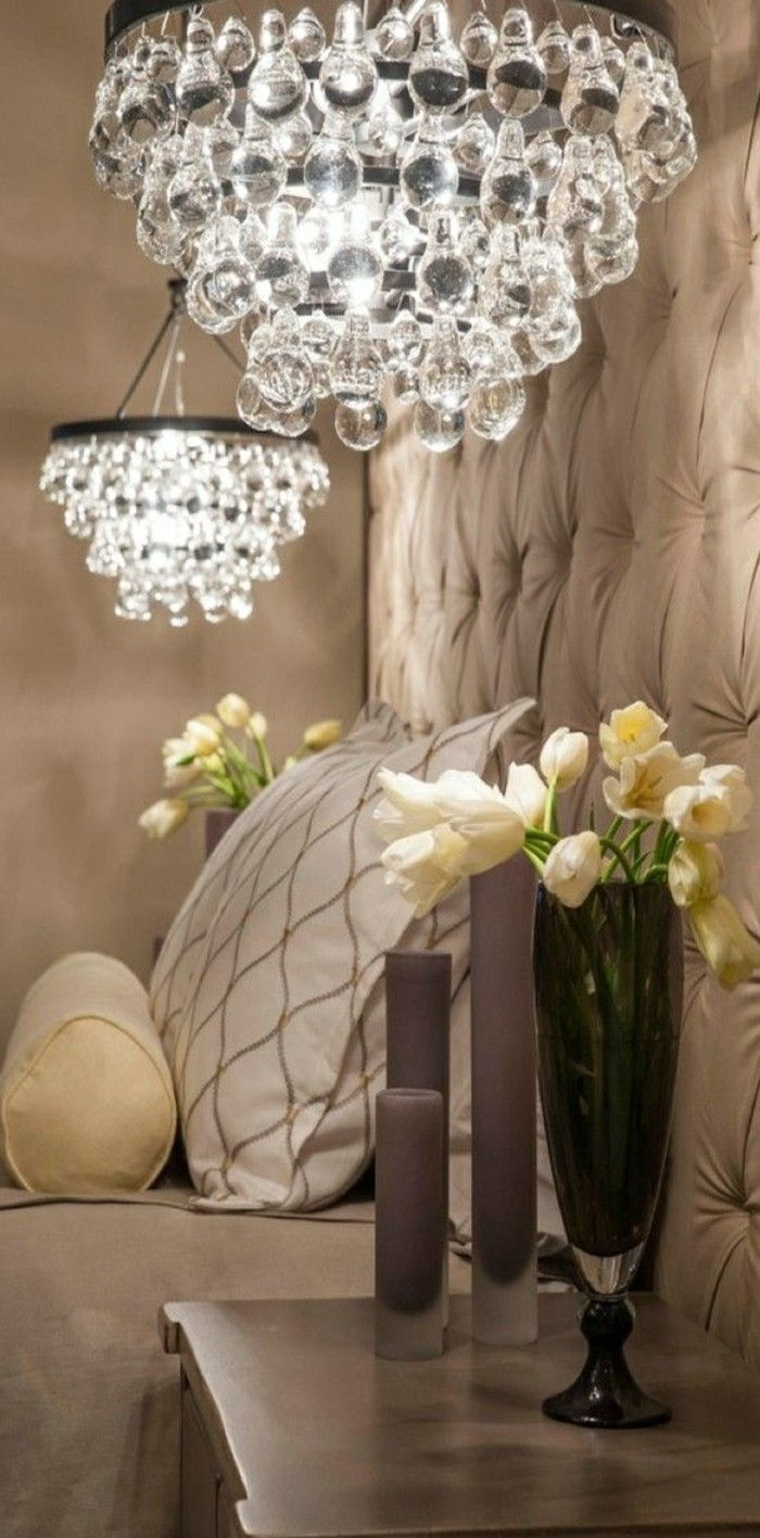 deco-tips-kroonluchter-in-kristal-flowers-beige-bedden