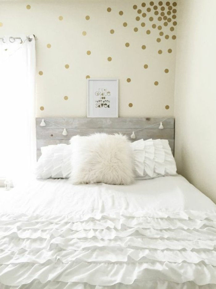 deco-tips-en-wit-kussens-bed-golden-wall sticker-picture-with-sruch