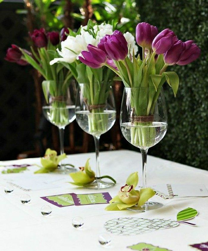 deco vazen ​​wijnglazen-dan-bloemvazen-kristal-paarse tulpen tafeldecoratie