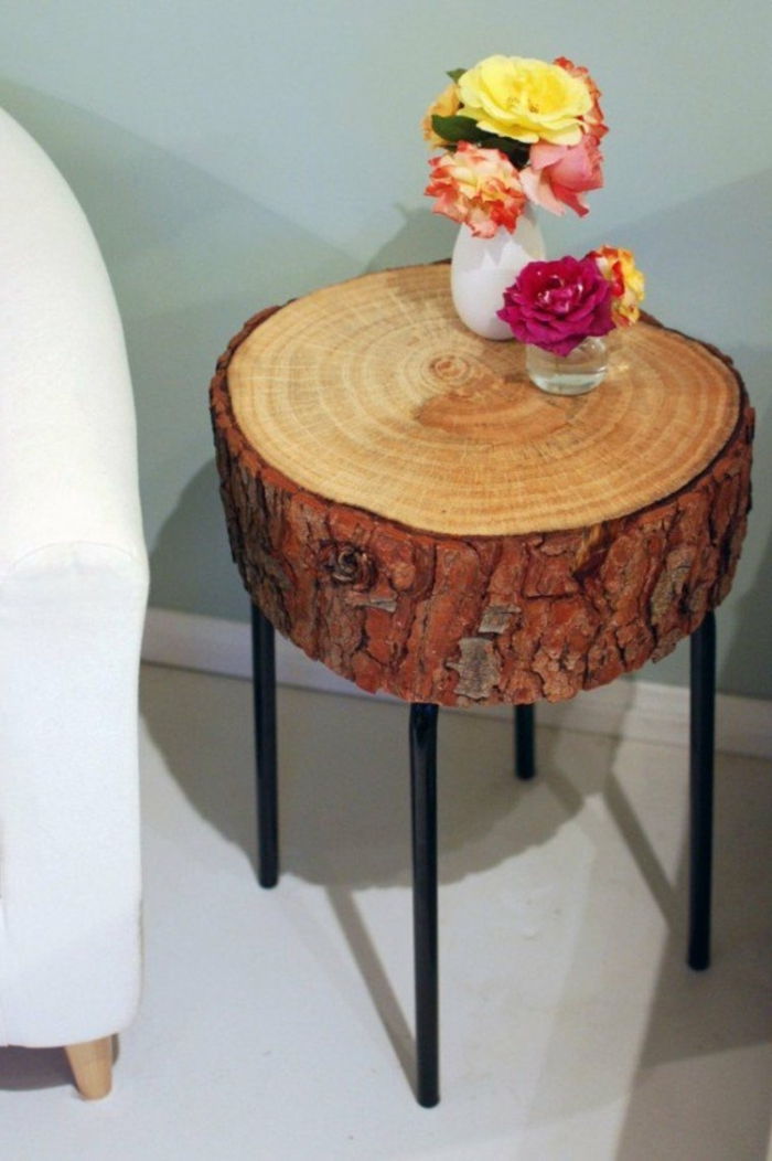medinis apdaila medinis išmatas mediniai baldai staliukas ar kėdės vazos ant jo 2 vazos su gėlėmis rožių