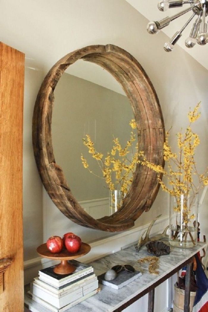 dekoratyviniai mediniai deco elementai butas veidrodis medinių knygų rėmuose obuoliai geltonos gėlės