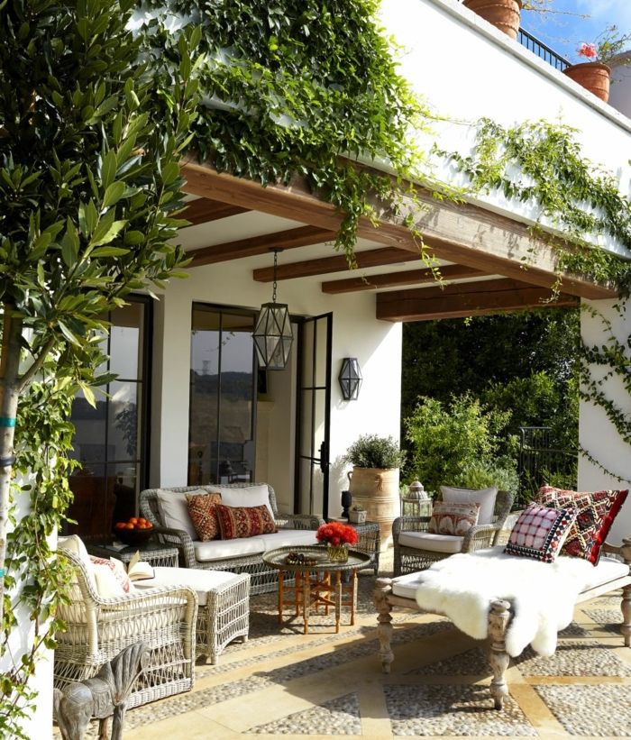 terasa design ideje prijetna terasa kavč fotelj krzna preprogo blazino cvetje dekoracijo rastlin