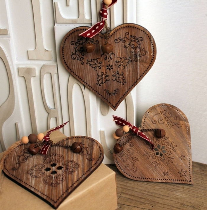 deko elementai, pagaminti iš medžio deko idėjų, kad širdies formos dekoravimas būtų skirtas Kalėdoms