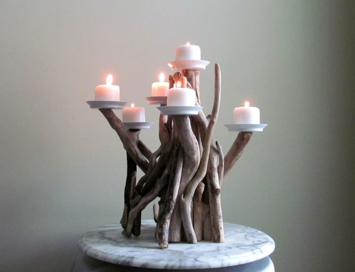 medžio apdailos idėjos kelios šakos kaip žvakidė, naudojamos idėjos, žvakių žibintai šviečia marmuro stalą