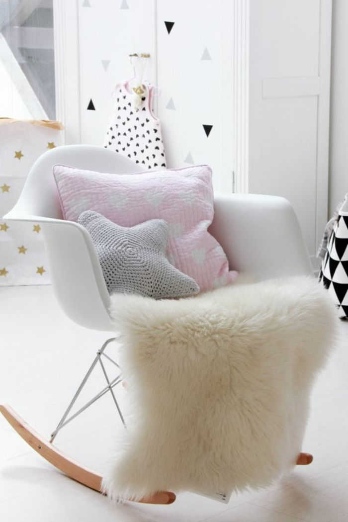 dekorasyon bebek odası fikirleri kız bebek odası halı yastık pembe gri