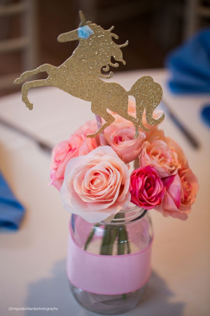 Dekoracija za otroške tuše, roza vrtnice in zlato unicorn v masonski posodi