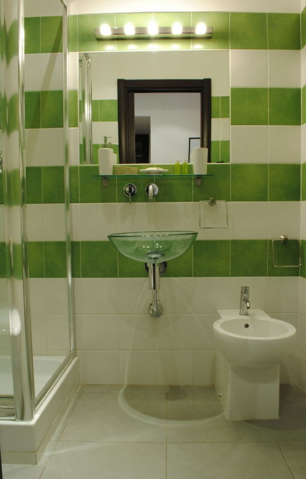 decoratie-voor-badkamer-badkamer betegelt moderne kleurencombinatie -groen en wit