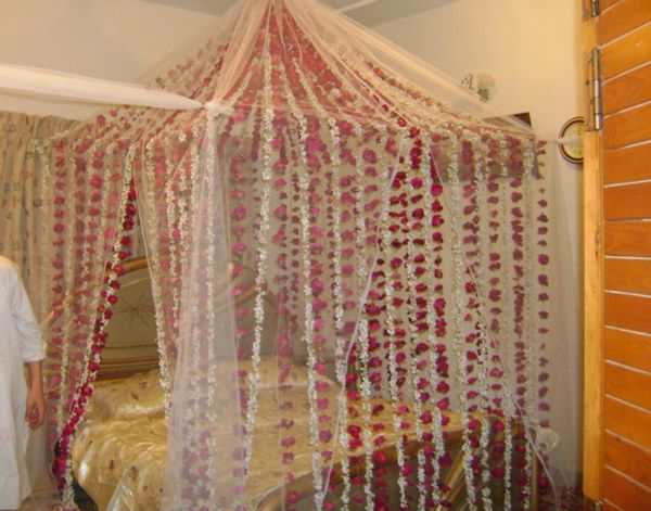 dekoracija-za-spalnico-zavese-za-postelja-zlate posteljnine