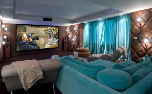 dekoravimas-in-turquoise-color-cozy-ambiente-in-livingroom - didelė sofa
