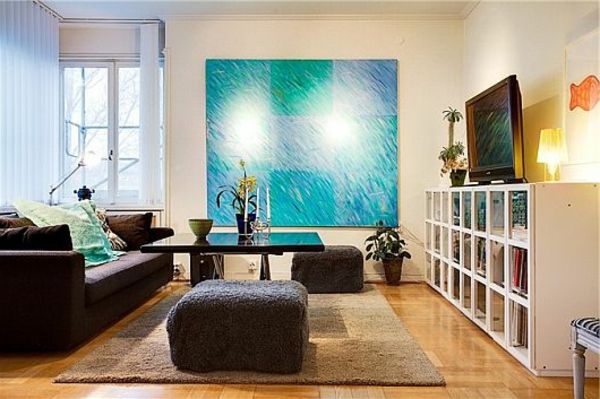 dekoravimas-in-turquoise-color-cozy-design-the-living-room-stools šalia stalo