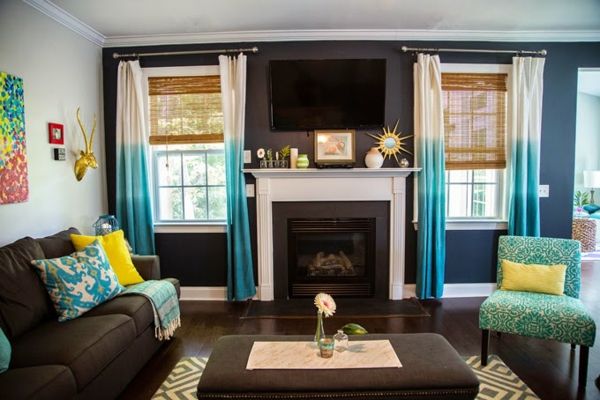 decoratiune-in-turcoaz-culoare-confortabila-camera de zi-design-canapea cu perna arunca