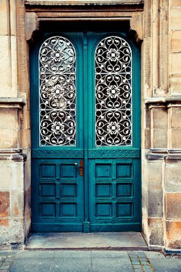 apdaila-turkiu spalvos didelės durys - labai aristokratiškas aktas