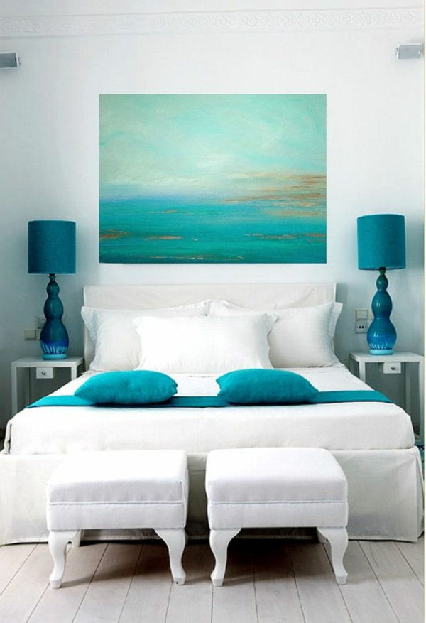 decorare-in-turcoaz-color-splendid-imagine-to-the-perete-in-oi-alb dormitor cu perne-on-the paturi decorative
