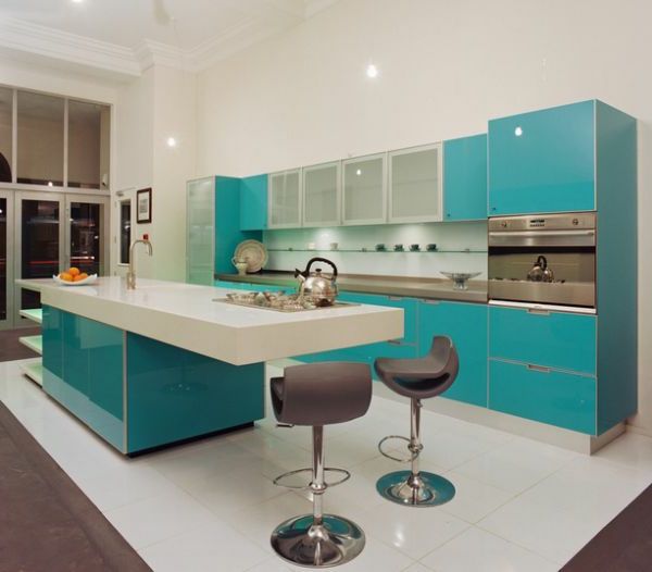 dekoravimas-in-turkio spalvos-įdomus virtuvės dizainas su dideliais spinteliais