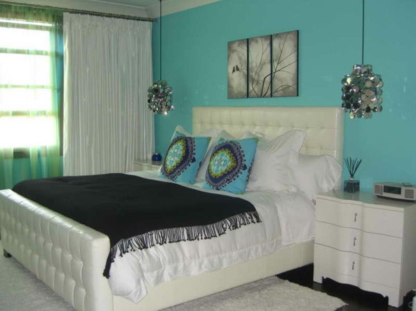 decorare-in-turcoaz-color-dormitor-cu-un-alb paturi