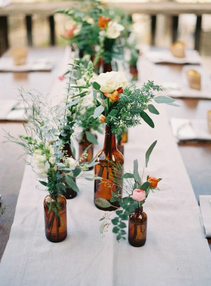 zdobenie záhradného stola, vázy zo sklenených fliaš, kvety, zelené vetvy