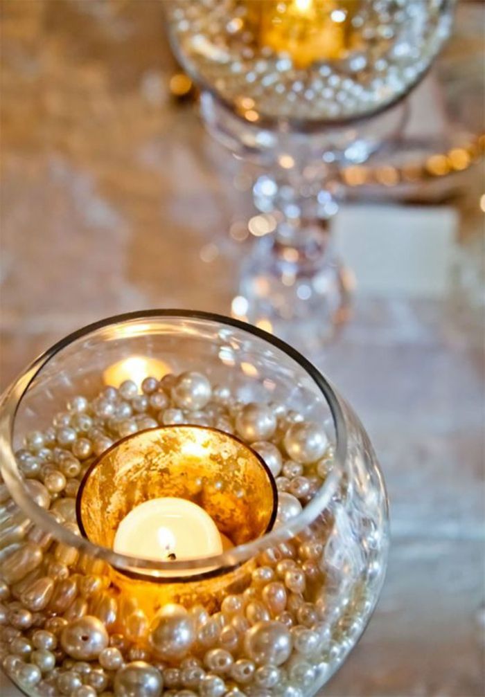slávnostné stolové dekorácie, okrúhle sklenené vázy zdobené korálkami, držiak tealightu