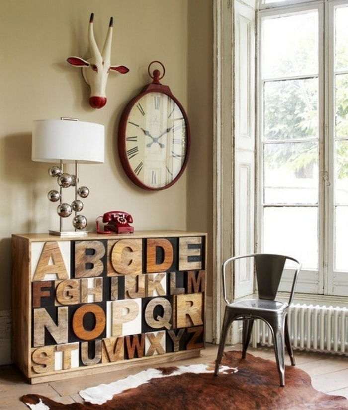 holzdeko gražus kabinetas ar lentyna su raidėmis spalvingas medinis sienos laikrodis wanddeko kėdė veltinis kilimas