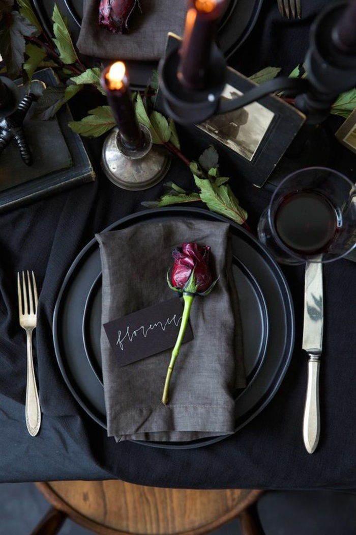 praznična dekoracija mize v črni, sivi prtiček, vrtnica, jedilni pribor, sveča