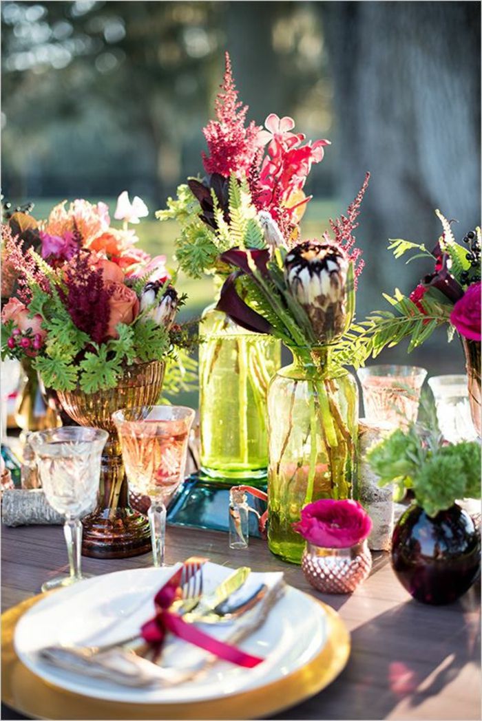 slávnostné dekorácie stolov, krištáľové sklá, ružový luk, veľa kvetov, sklenené vázy