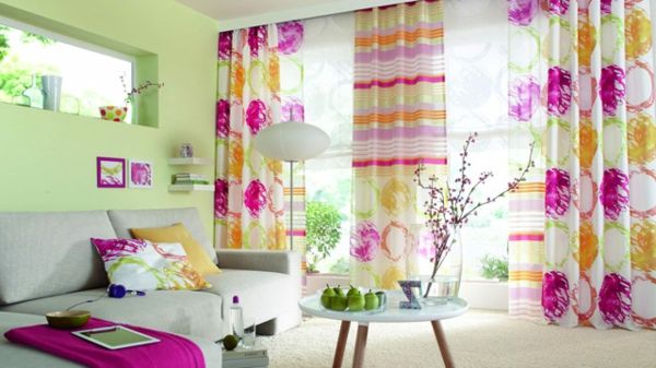 dekorative-privacy-at-the-window-kanskje-det-liker-å-gå-fargerike - sofa og nest bord