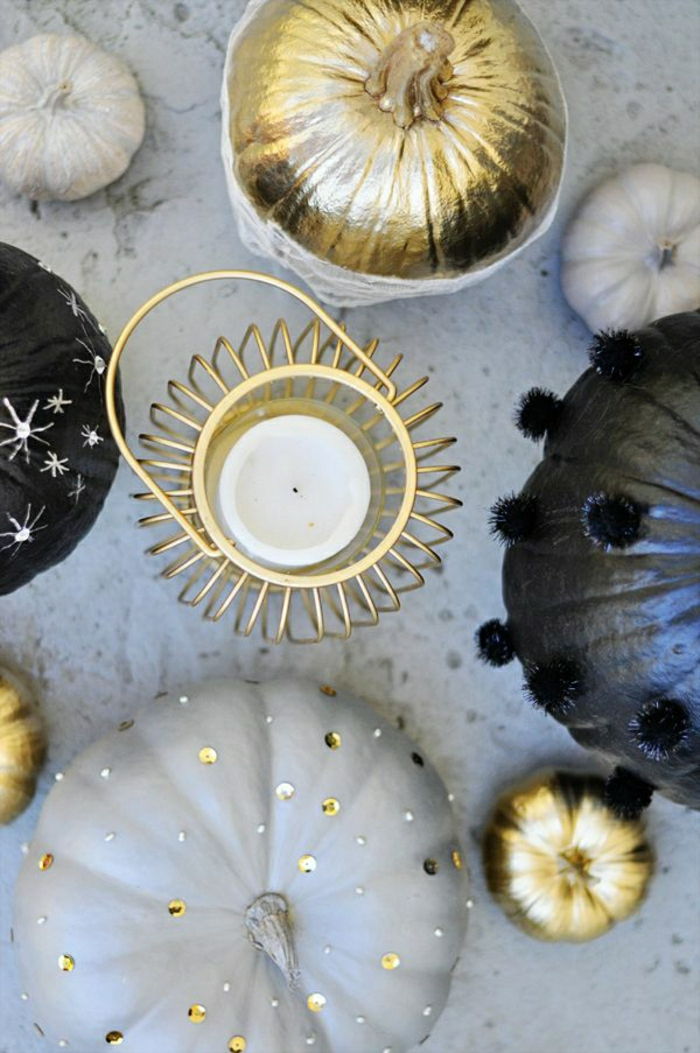 abóboras decoradas de glitter velas e tons de ouro-negro