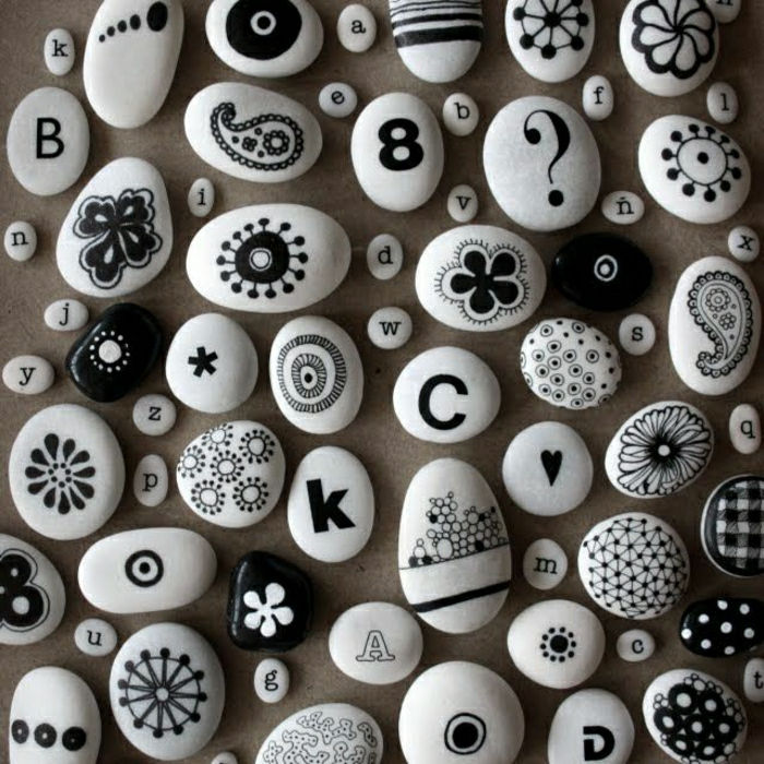 dekore taşlar-siyah-beyaz harfli çizimleri