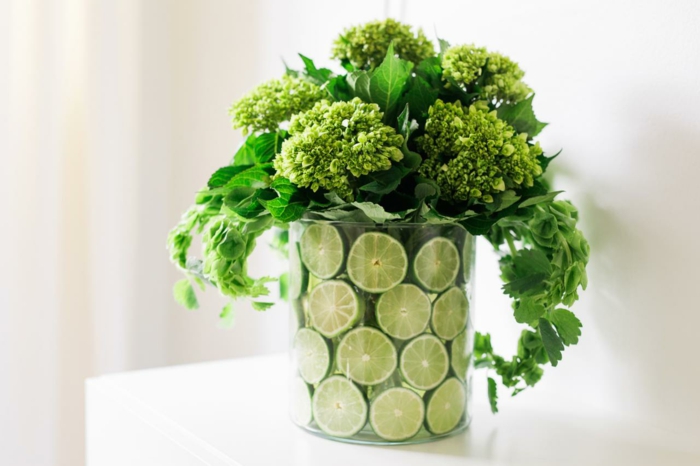 diy stolové dekorácie, vázy s limetkami a zelenými kvetmi