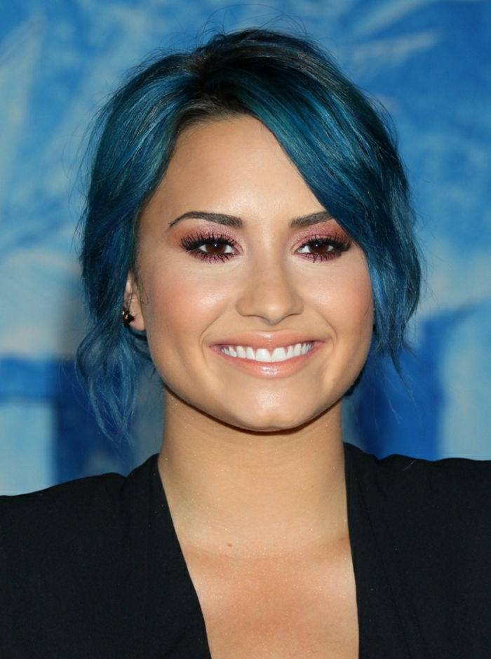Demi Lovato, cabelo azul, batom pêssego, blush e sombra para os olhos, pele cor de oliva, blazer preto