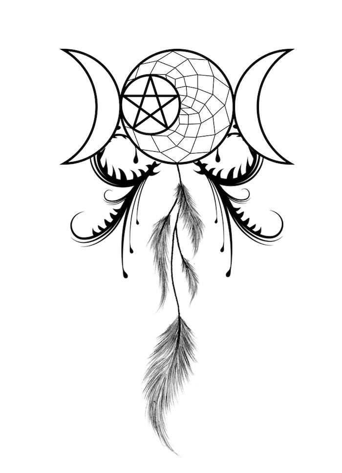 Ideen til en tatovering med månen, stjernen og en svart drømfanger med lange fjær